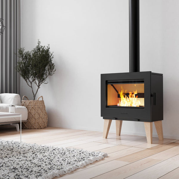 NORDflam Skåne peisovn i stue, stilren vedovn på 9 kW med trebeindetaljer